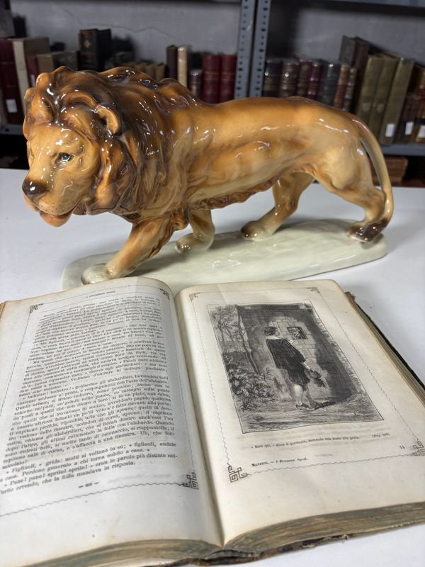 Novela Los Novios de Alessandro Manzoni, libro antiguo con estatua de león - imagen 3