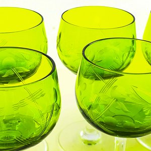 Juego de 9 Copas de Licor Verdes con Vástago Hialino y Grabados - imagen 4