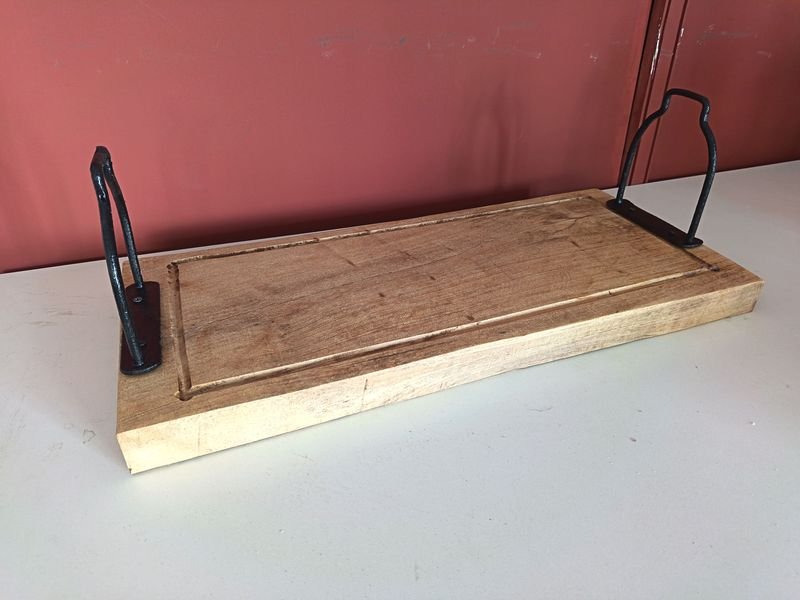 Tabla Artesanal de Madera con Asas Metálicas