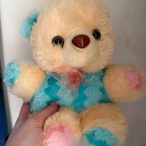 Lote siguiente: Oso de Peluche Beige y Celeste con Lazo Rosa