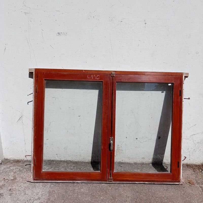 Lote anterior: Ventana de cedro con dos hojas batientes y marco