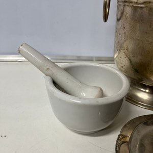 Champagnera y Bandeja Metálica con Mortero de Mármol Blanco - imagen 4