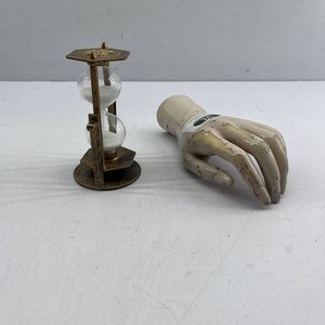 Reloj de Arena Decorativo con Estructura Dorada y Mano de Maniquí - imagen 2