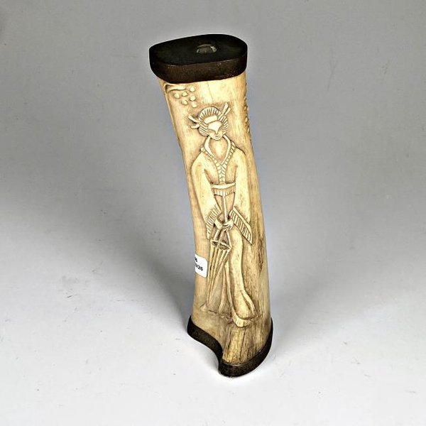 Talla Decorativa de Dama Oriental en Hueso con Base de Metal - imagen 1