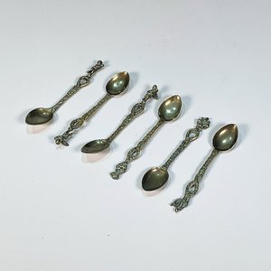 Lote siguiente: Seis Cucharitas de Metal para Café con Cabo Labrado y Decoración de Querubines