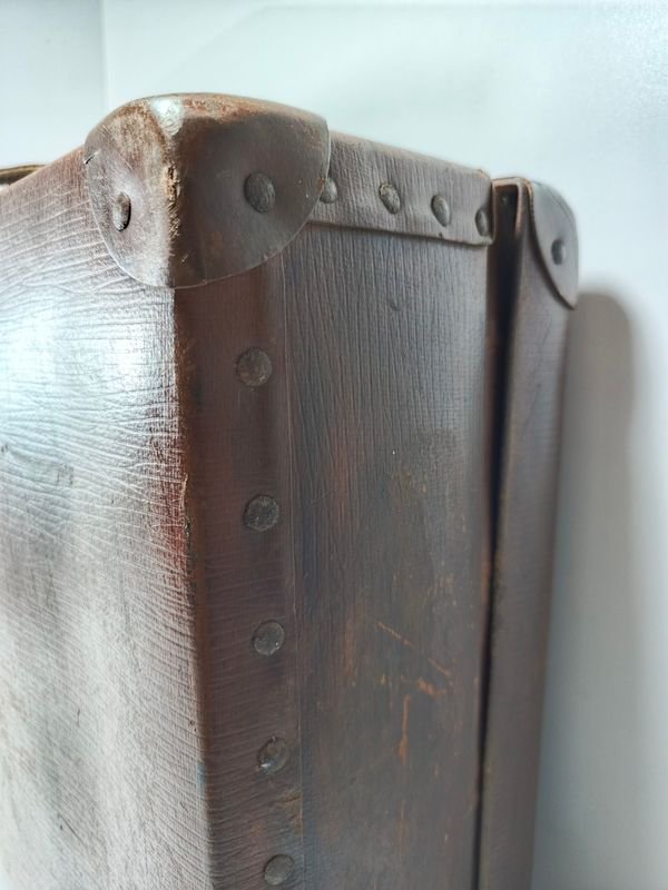 Valija de viaje en símil cuero con remaches y apliques - imagen 8