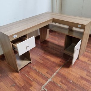 Escritorio Moderno en L Tono Madera Clara con Cajón y Estantes - imagen 3