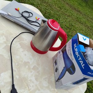 Lote de DVD, Jarra Eléctrica y Secador de Pelo Punkal - imagen 3