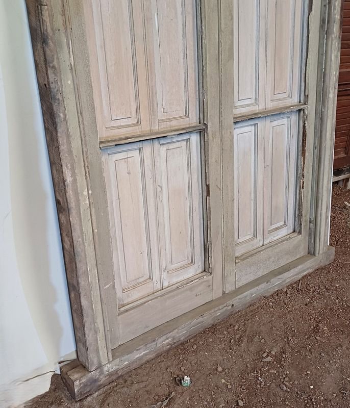 Ventana antigua arqueada de cedro con postigos y puertas batientes - imagen 2