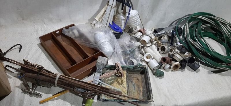 Caja con articulos de sanitaria y herramientas - imagen 3