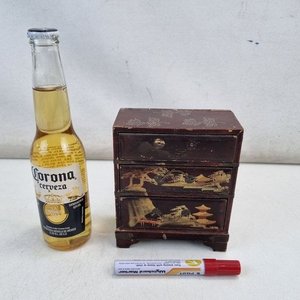 Lote siguiente: Mini Cómoda Decorativa Estilo Oriental con Policromía y Tres Cajones