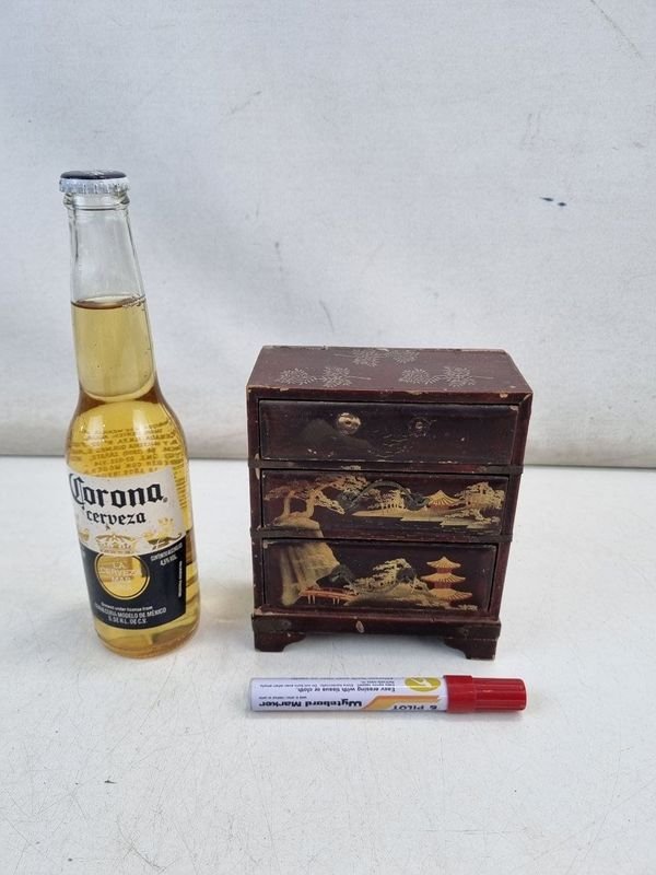 Mini Cómoda Decorativa Estilo Oriental con Policromía y Tres Cajones