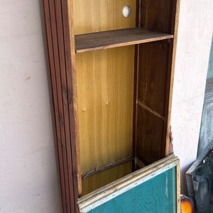 Lote anterior: Mueble de madera con puertas y estantes