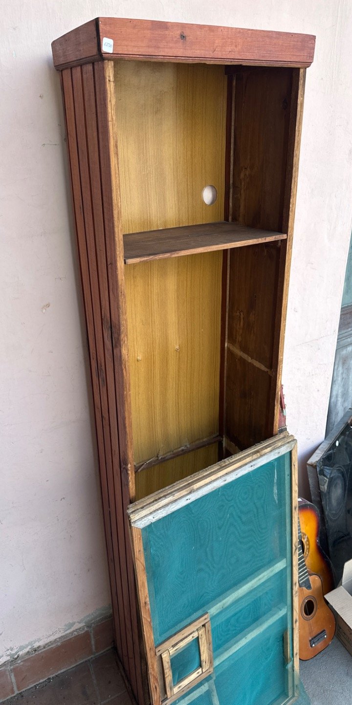 Mueble de madera con puertas y estantes