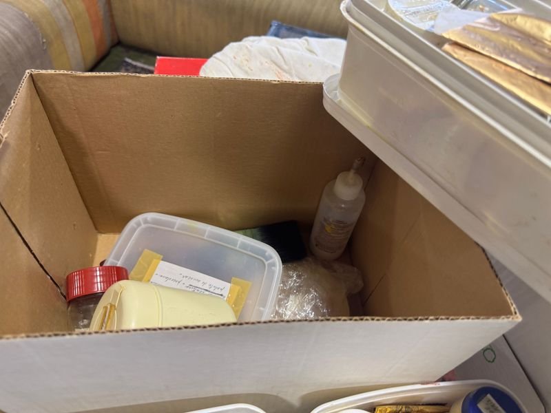 Cajas con pinturas y accesorios para manualidades - imagen 9
