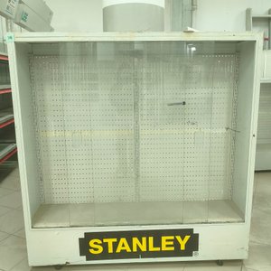 Lote siguiente: Vitrina Stanley con Frente de Vidrio y Fondo Perforado