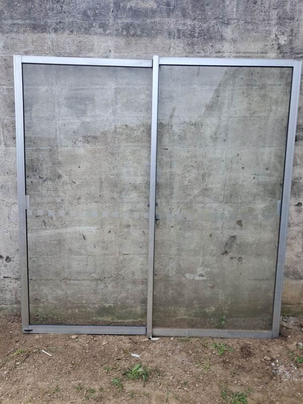Lote siguiente: Ventanas de aluminio sin marco