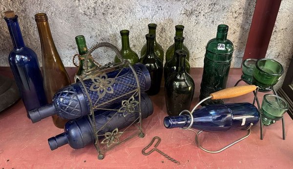Porta botellas y botellas varias