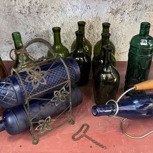 Lote siguiente: Porta botellas y botellas varias