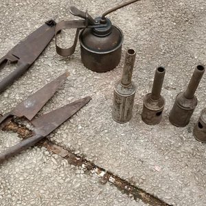 Lote de 2 Tijeras de Esquilar y Aceitera Antigua - imagen 3