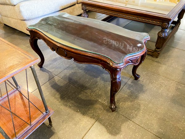 Mesa de centro antigua de madera con tapa de vidrio - imagen 1