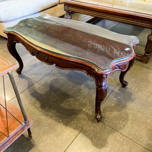 Mesa de centro antigua de madera con tapa de vidrio - imagen 1