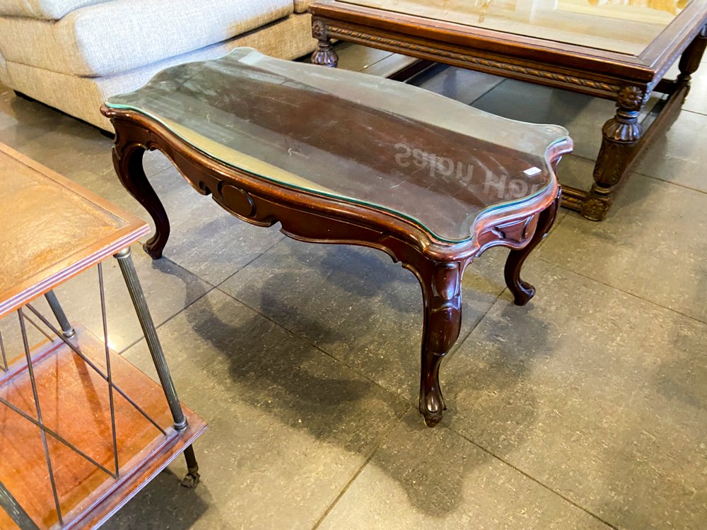 Mesa de centro antigua de madera con tapa de vidrio
