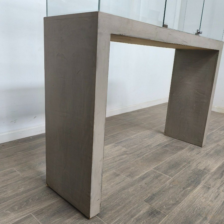 Vitrina exhibidora moderna con base imitación de concreto - imagen 7