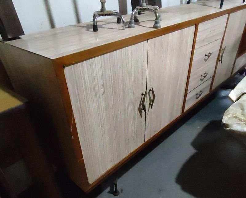 Bargueño de madera con puertas y cajones