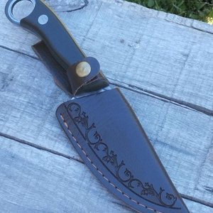 Cuchillo Artesanal Curvo Hoja Filosa con Vaina Decorada - imagen 2