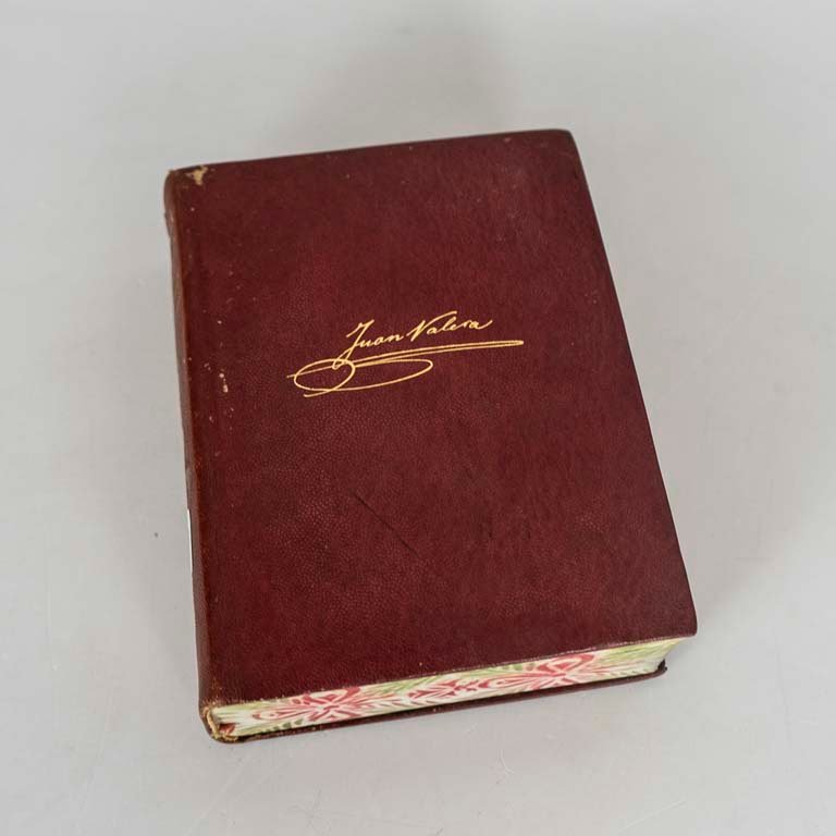 Lote siguiente: Libro de Valera con tapas de cuero y títulos en dorado