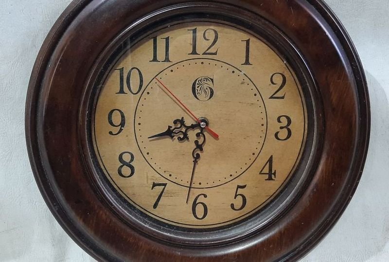Reloj de pared de madera con reloj de pared y cubierta protectora - imagen 2