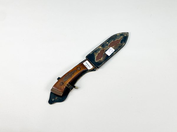 Lote anterior: Cuchillo con hoja labrada y cabo de madera, vaina de cuero negro