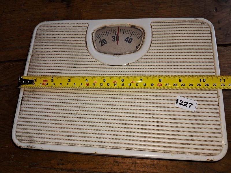 Balanza Analógica Vintage con Patrón de Cuadrícula - imagen 2
