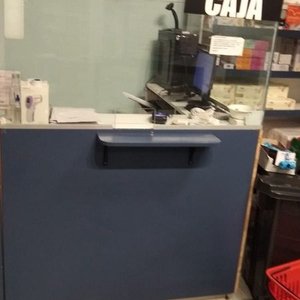 Mueble caja para comercio con múltiples estantes para facilitar la facturación - imagen 4