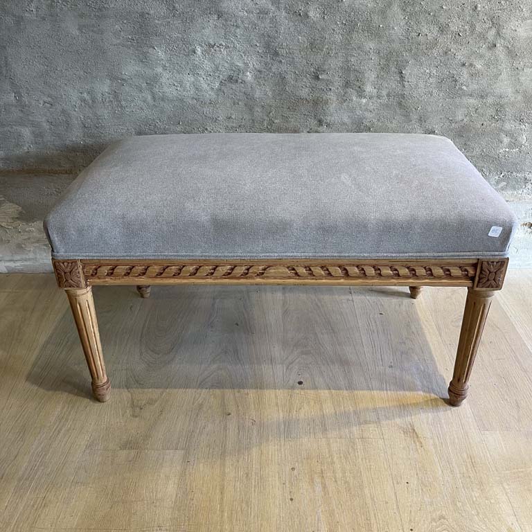 Lote anterior: Banqueta Luis XVI tapizada - Medidas: 82x46x45cm