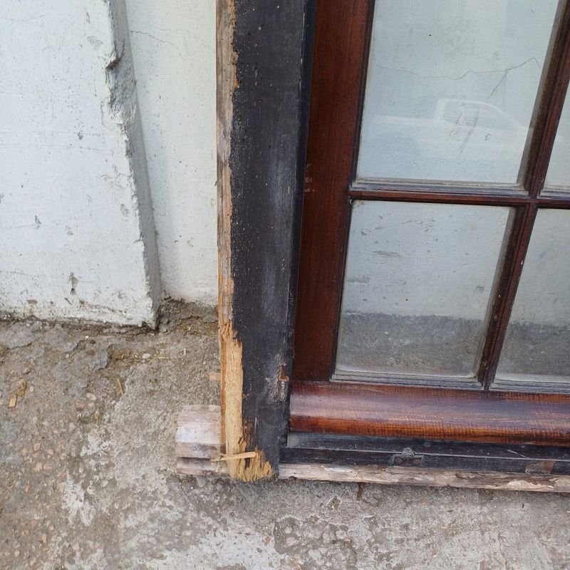 Ventana con dos hojas batientes, banderola superior y postigos en cedro con marco de pinotea - imagen 6