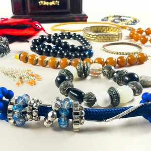 Lote de Joyas: Porta Alhajas, Pulseras y Collares - imagen 3