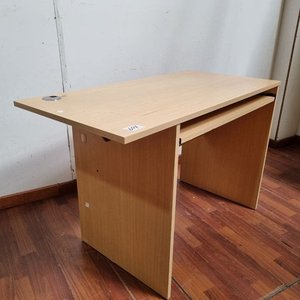 Escritorio Madera Clara con Bandeja Deslizable para Teclado y Pasacables - imagen 3