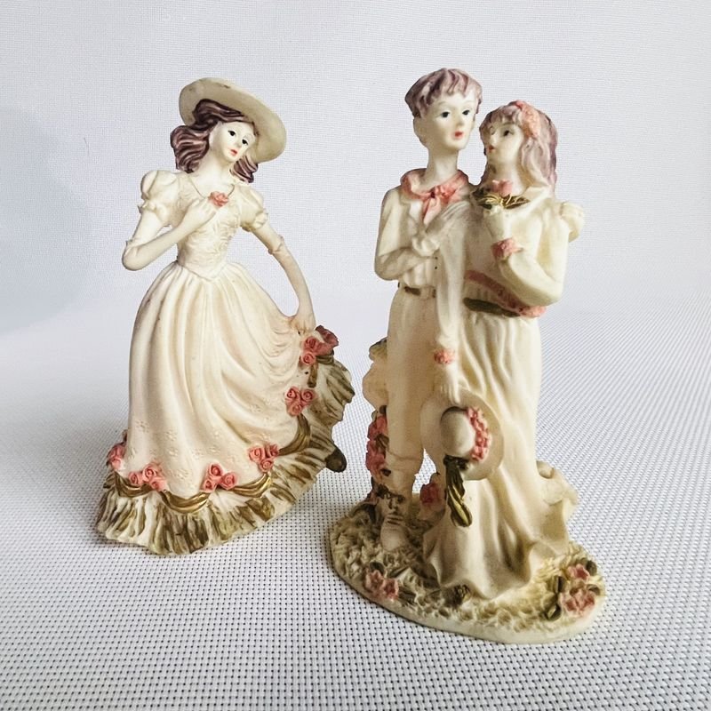 Lote anterior: Dos figurines de personajes en pasta pintadas a mano