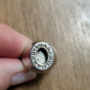 Lote siguiente: Anillo Bulgari de Plata con Inscripción, Falta Piedra Central
