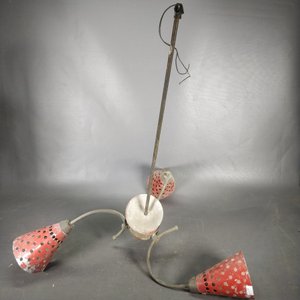Araña Vintage de Tres Luces Rojas con Tulipas Caladas - imagen 2