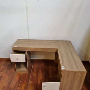 Escritorio Esquinero Moderno en Madera Clara y Oscura con Cajón y Puerta - imagen 2
