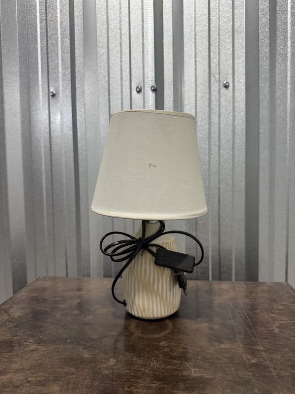 Lámpara de Mesa Cerámica Base Rayada Blanca y Beige