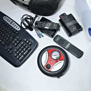 Lote de Electrónicos: Radio Grabador Aiwa, Teclado Belkin, Compresor y Más - imagen 3