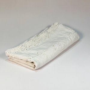 Lote anterior: Mantel de Hilo Blanco Calado con Puntillas Laterales - 180x260 cm