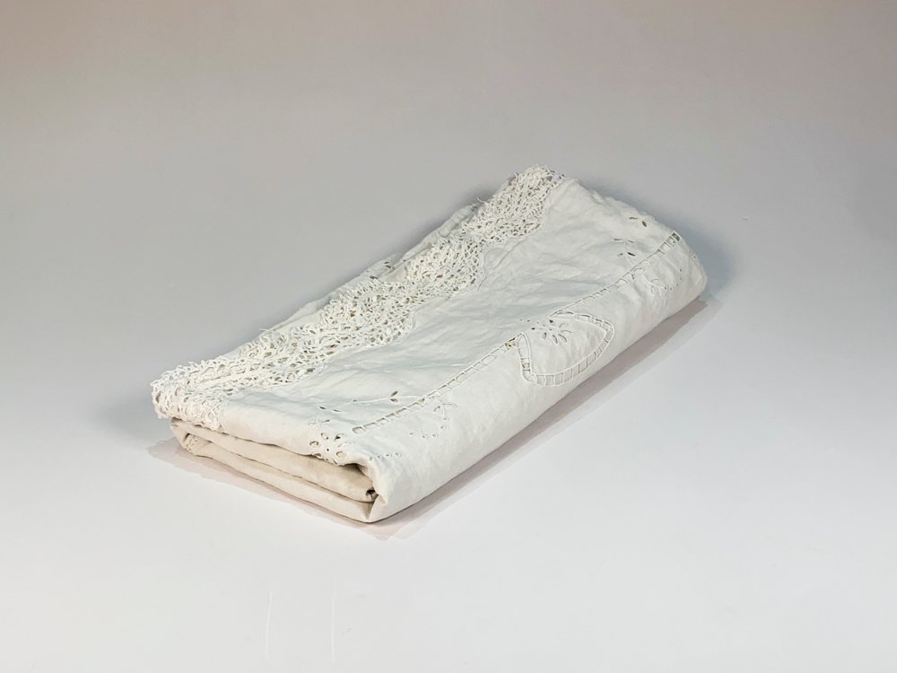 Mantel de Hilo Blanco Calado con Puntillas Laterales - 180x260 cm