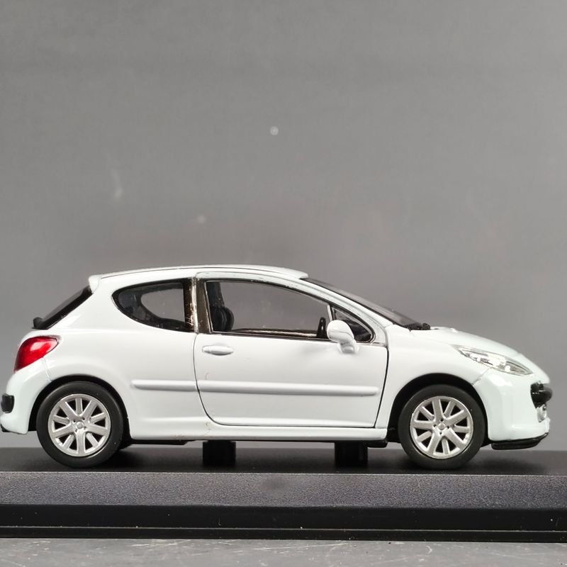 Peugeot 207 en escala 1/43, modelo de metal con detalles precisos - imagen 6