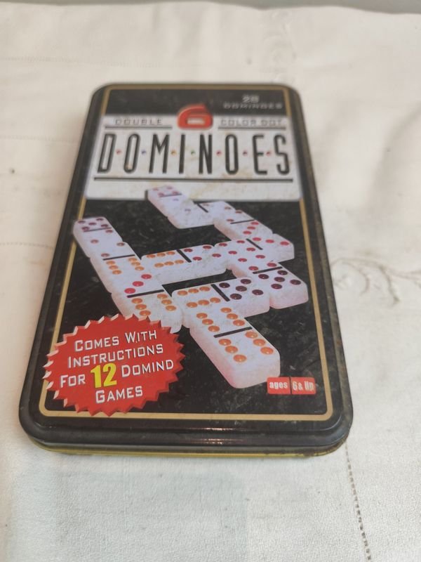 Lote anterior: Antigua caja de chapa de Domino con fichas
