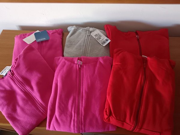 Lote de camperas y accesorios para niños - imagen 2